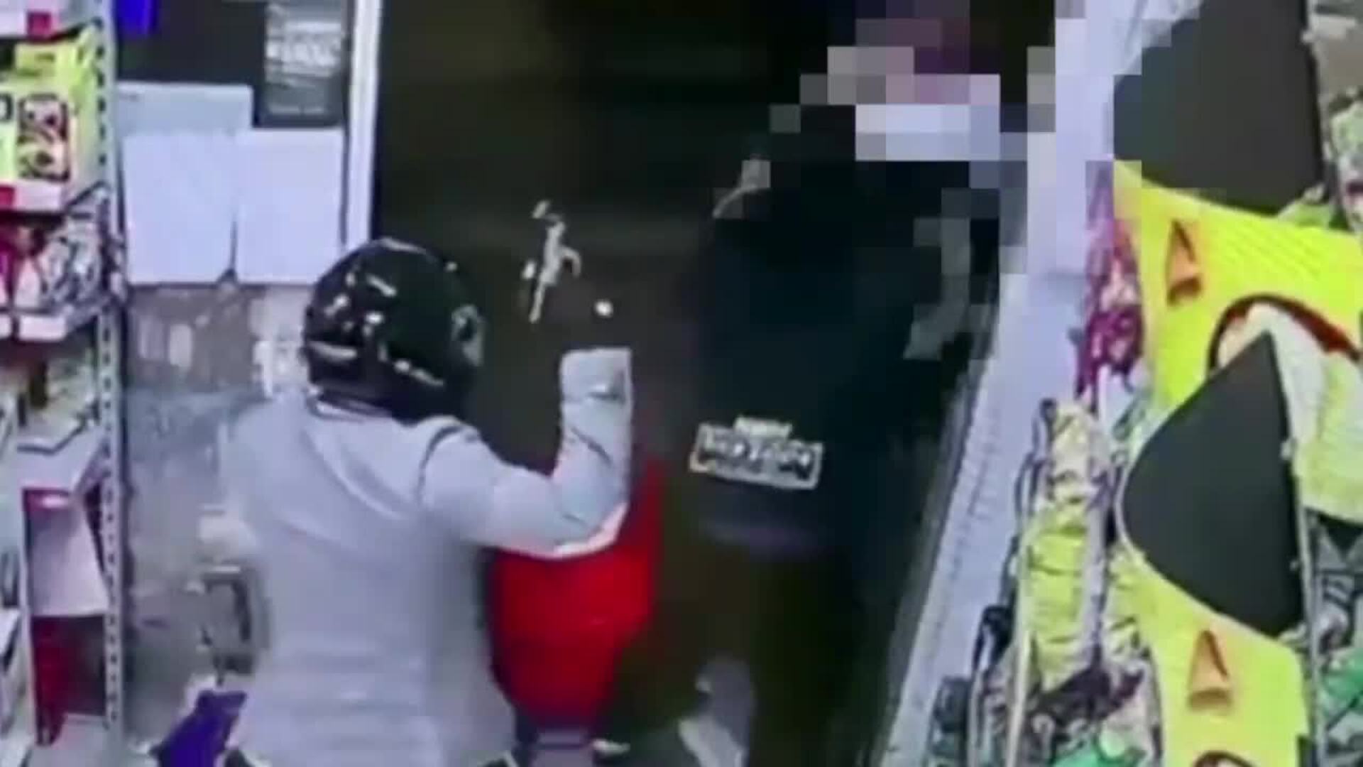 Asi fue el atraco a punta de pistola en un supermercado chino de la calle Eugenio Gross en Málaga