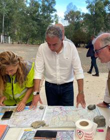 Imagen secundaria 2 - Dispositivos de Plan Infoca y el consejero de Presidencia de la Junta, Elías Bendodo, en el puesto de mando 