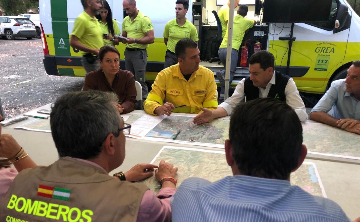 Juanma Moreno, durante su visita al puesto de mando avanzado. 