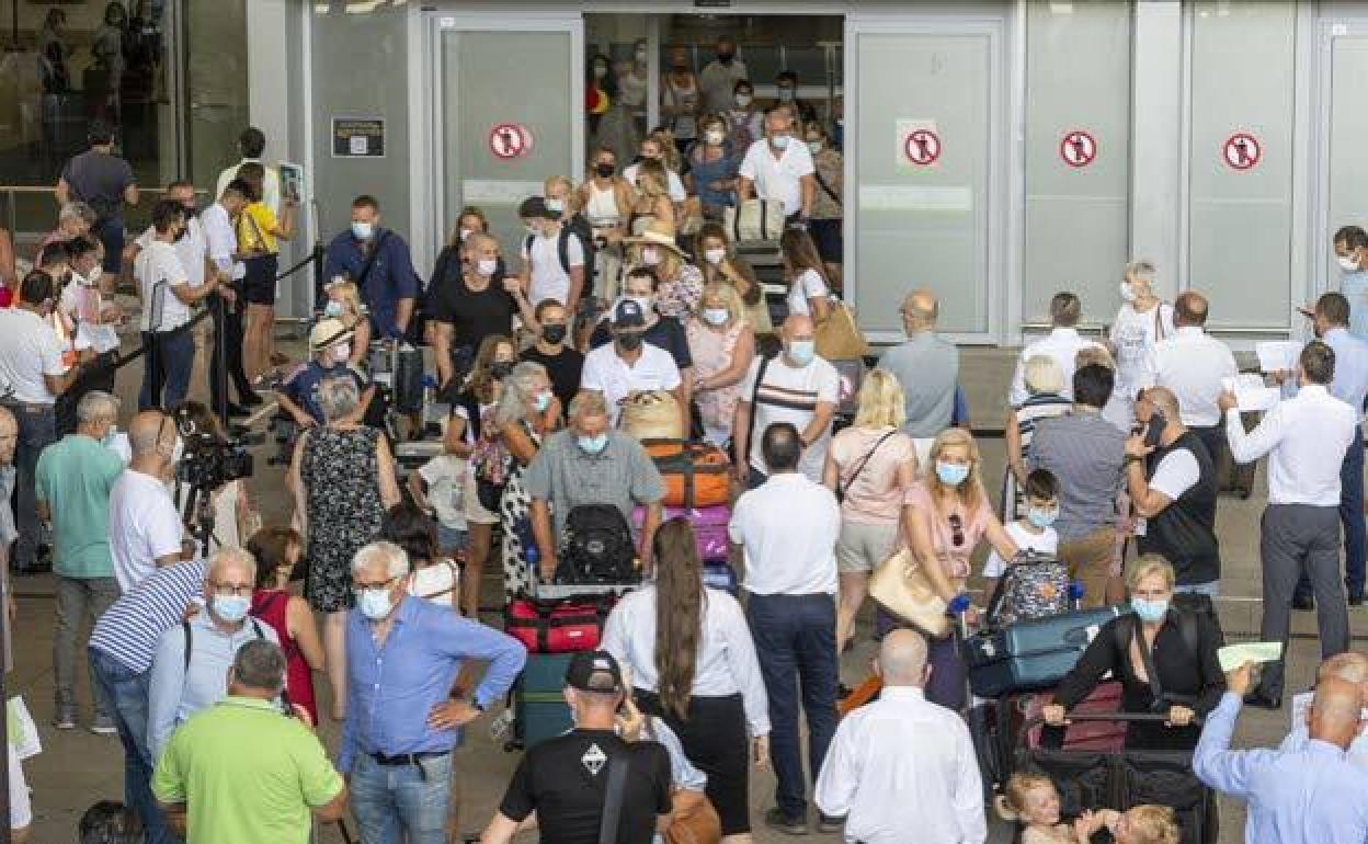 Turistas a su llegada al Aeropuerto de Málaga-Costa del Sol el pasado verano. 