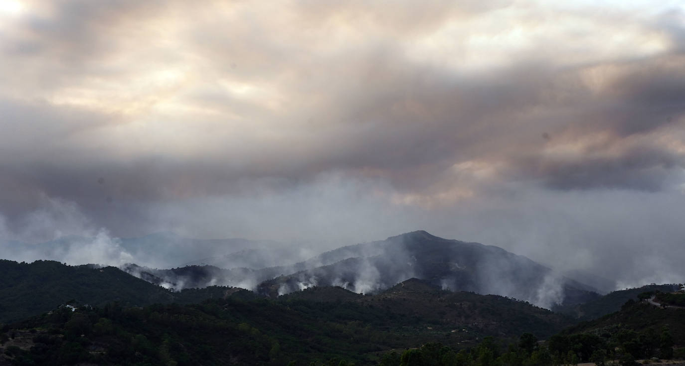 Lucha contra las llamas este jueves en Sierra Bermeja. 