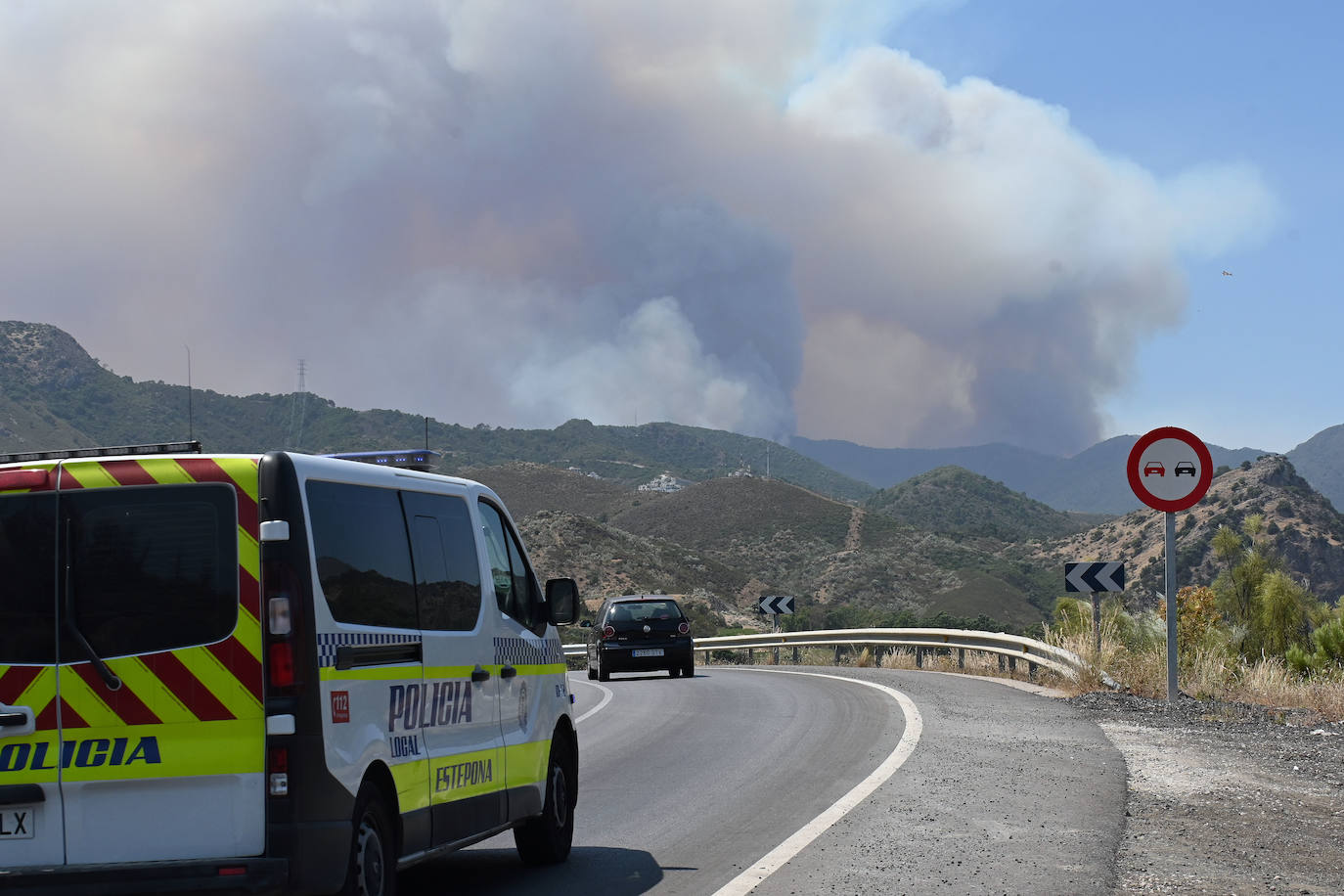 Lucha contra las llamas este jueves en Sierra Bermeja. 