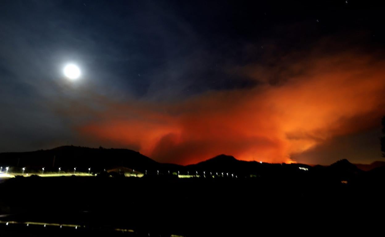 La densa nube de humo, ayer por la noche. 