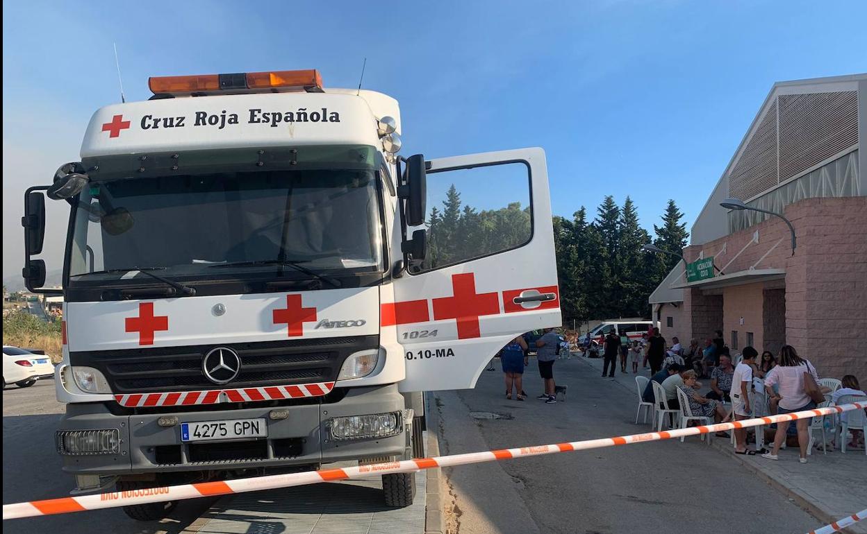 Vecinos desalojados de Benahavís, en el aparcamiento de la carpa de San Pedro. 