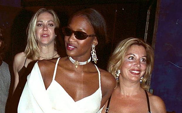Imagen principal - En la primera foto, con Naomi Campbell, en una fiesta en Marbella. En la segunda, con Jesús Gil en la inauguración de la discoteca marbellí y por último, con la princesa Magdalena de Suecia