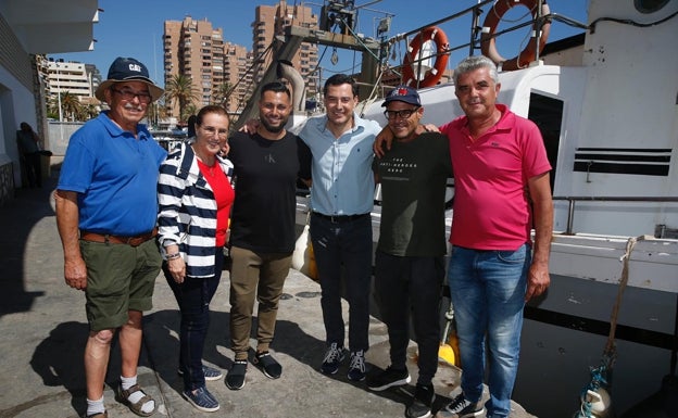 Juanma Moreno quiere subir turistas a los barcos pesqueros