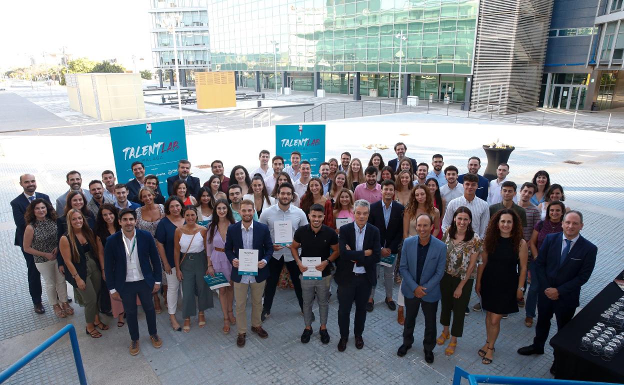 Foto de familia en la entrega de diplomas celebrada en la sede de ESIC. 