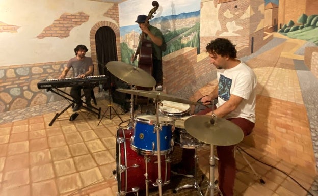 Imagen principal - Las jam sessions de los martes dejan tiempo también para otras actividades. En la imagen inferior, los organizadores del ciclo, Enrique Oliver (de pie) y Juan María Villa (centro), durante una partida de dominó. 