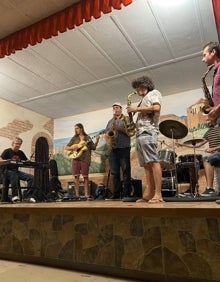 Imagen secundaria 2 - Las jam sessions de los martes dejan tiempo también para otras actividades. En la imagen inferior, los organizadores del ciclo, Enrique Oliver (de pie) y Juan María Villa (centro), durante una partida de dominó. 