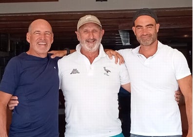 Imagen secundaria 1 - Arriba, Gustavo Zerbino en varias imágenes en la zona del accidente, cuando regresó con su familia este año y cuando fue localizado tras 72 días en 1972; debajo, con unos amigos en Marbella, a la izquierda, y dándose un chapuzón en el mar, a la derecha. 