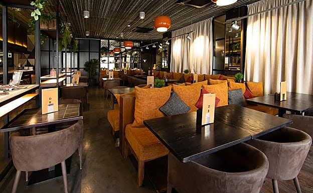 Imagen principal - El comedor de Bendito, y el núcleo duro del equipo de cocina y sala