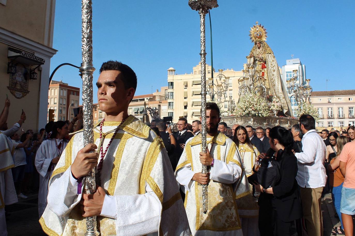 Detalles de la procesión de la Virgen de la Trinidad por las calles de su barrio. 