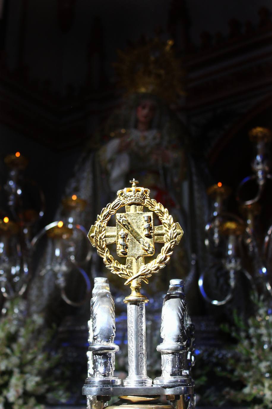 Detalles de la procesión de la Virgen de la Trinidad por las calles de su barrio. 