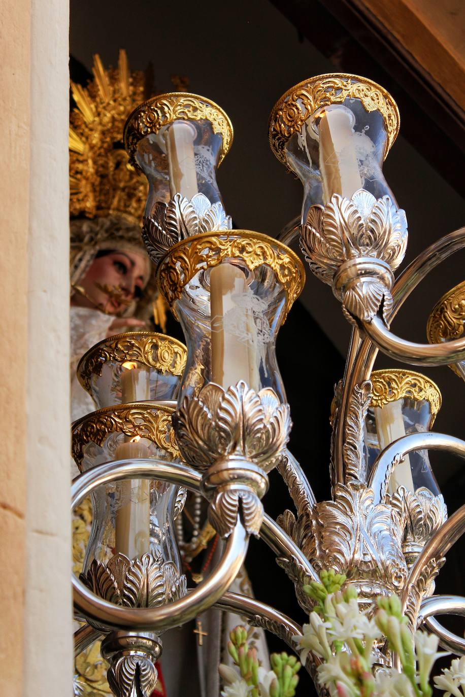 Detalles de la procesión de la Virgen de la Trinidad por las calles de su barrio. 