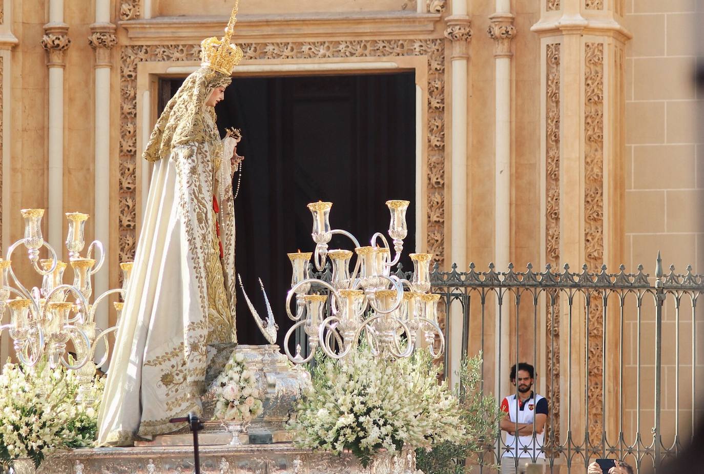 La Virgen de la Trinidad, por las calles de su barrio. 