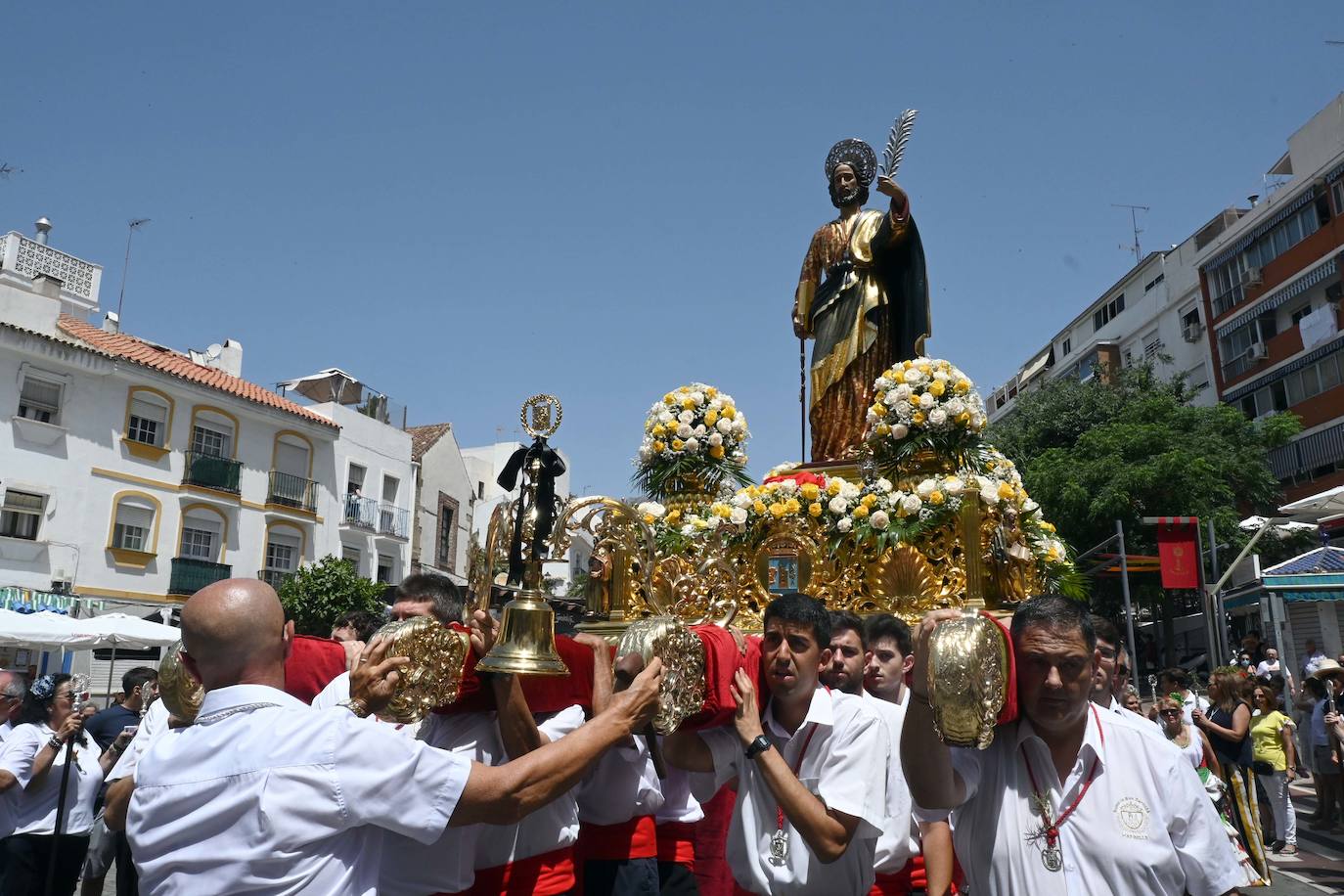 Procesión de San Bernabé por las calles de Marbella. 