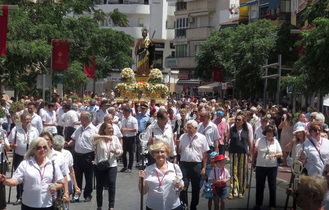 Procesión de San Bernabé por las calles de Marbella. 