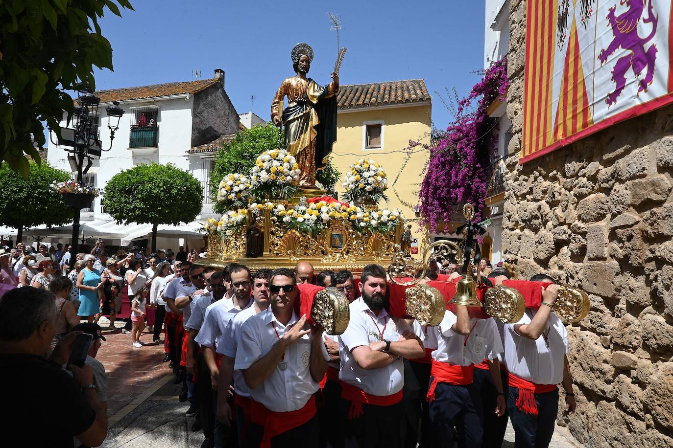 Procesión de San Bernabé por las calles de Marbella. 