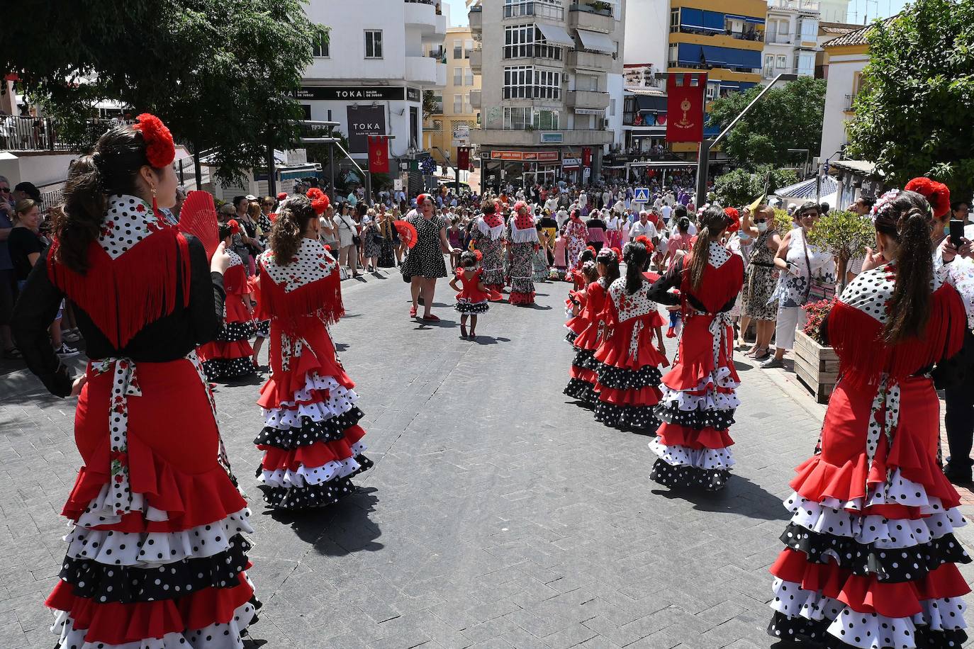 Procesión de San Bernabé por las calles de Marbella. 