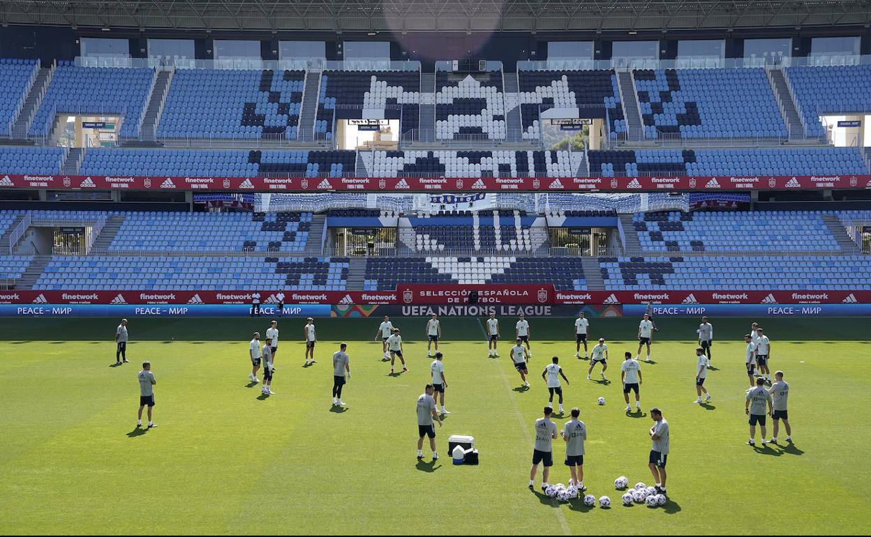 La selección española, durante el entrenamiento de ayer en La Rosaleda.