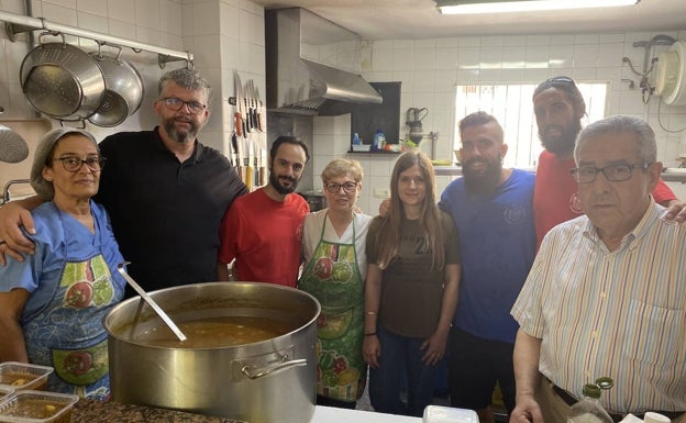 rabajadores del comedor Emaús de Torremolinos, en la cocina. 