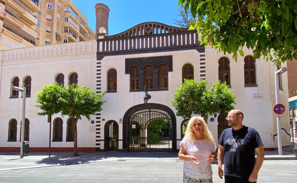 Ramos y Arrabalí, delante de la portada de la antigua compañía Sevillana,donde se aprecia al fondo la chimenea, que sí está protegida.