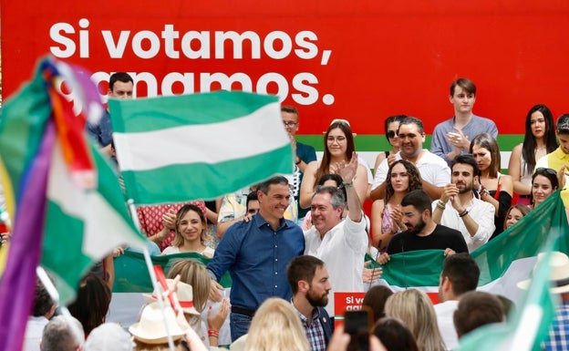 Pedro Sánchez y Juan Espadas durante el mitin.