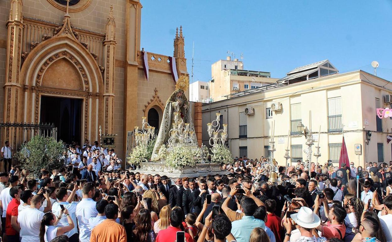 Devotos de la Trinidad, en la salida de la procesión. 