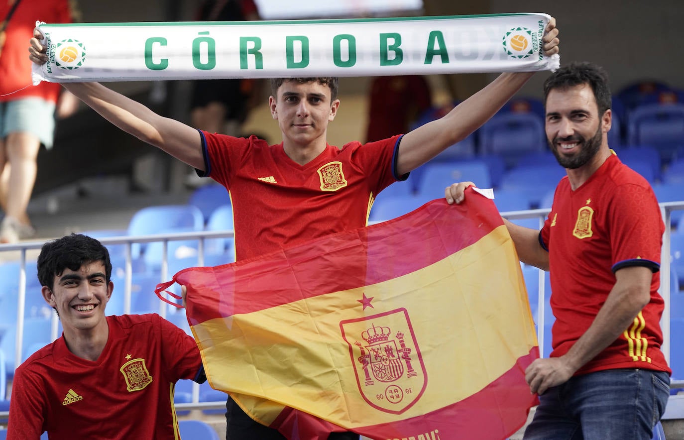 Gran ambiente en La Rosaleda para ver a la selección española de fútbol. 