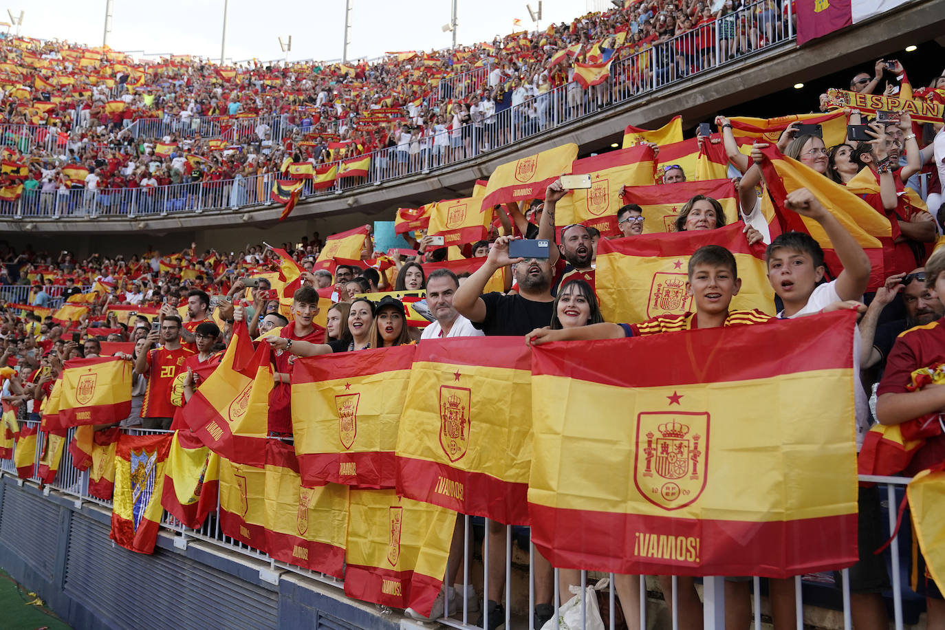 Gran ambiente en La Rosaleda para ver a la selección española de fútbol. 