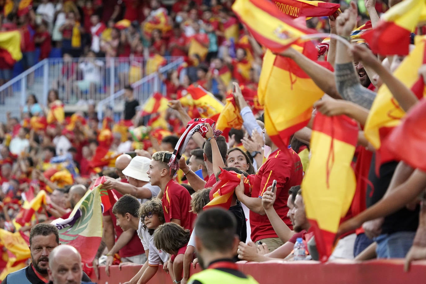 Gran ambiente en La Rosaleda para ver a la selección española de fútbol. 