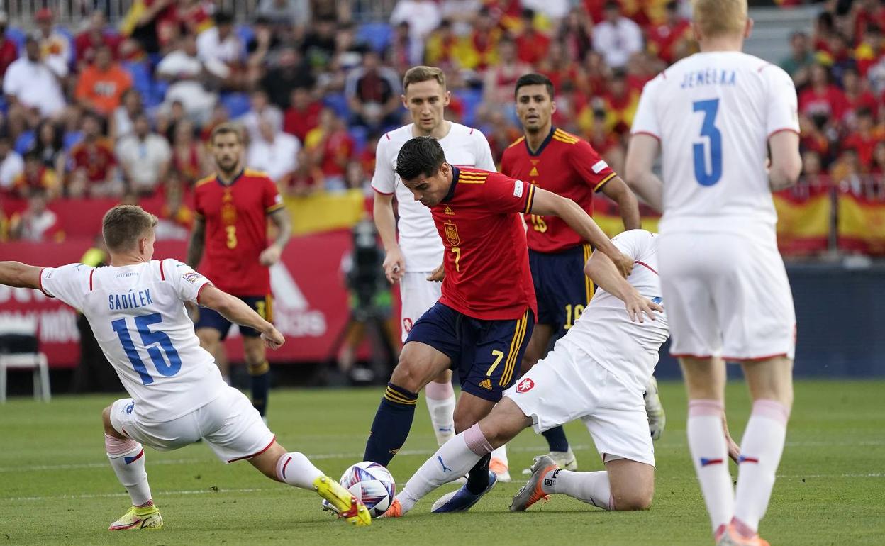 Morata, muy activo durante todo el partido, trata de acercarse al área. 