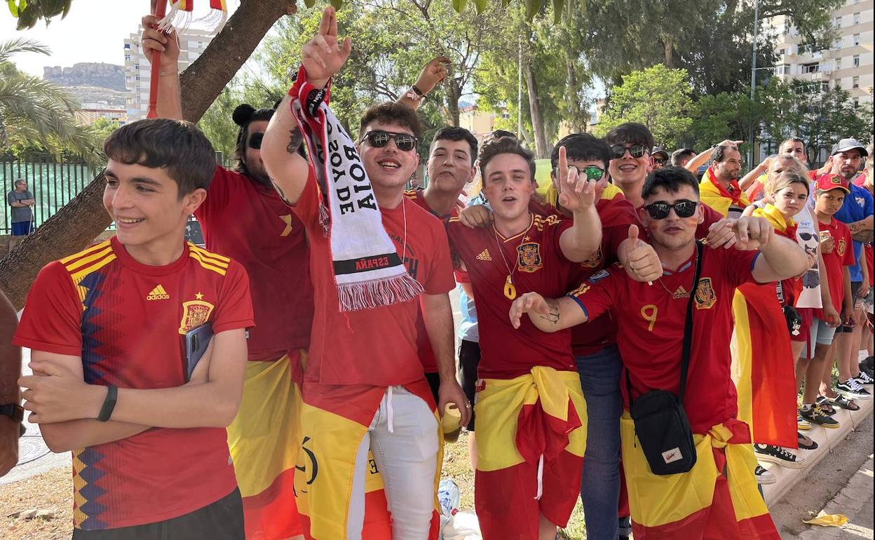 Aficionados celebran la vuelta de la selección a Málaga. 