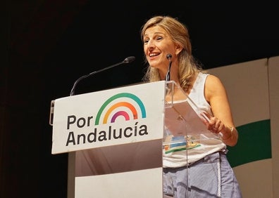 Imagen secundaria 1 - Arriba, el abrazo entre Íñigo Errejón y Yolanda Díaz. Abajo, la vicepresidenta e Inmaculada Nieto. 