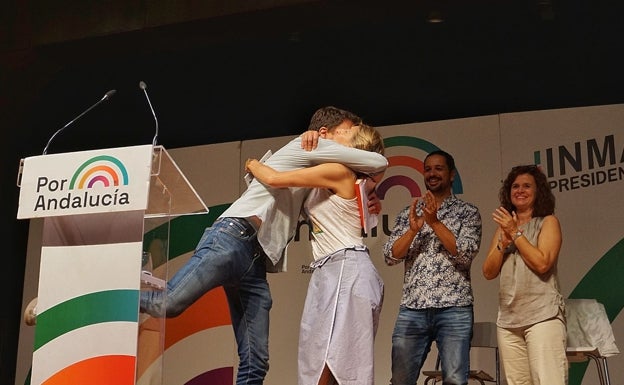 Imagen principal - Arriba, el abrazo entre Íñigo Errejón y Yolanda Díaz. Abajo, la vicepresidenta e Inmaculada Nieto. 