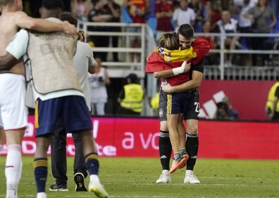 Imagen secundaria 1 - La Rosaleda se tiñe de rojo