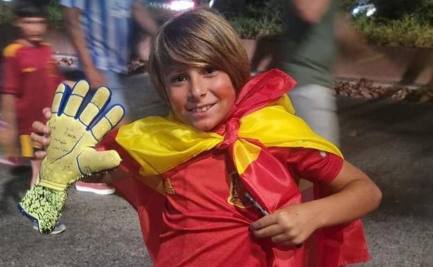 Juanjo posa con el guante firmado por Unai Simón.
