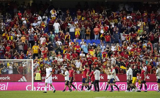 Jugadores de la selección española gradecen el apoyo de la afición malagueña con una vuelta de honor en el césped de La Rosaleda. 