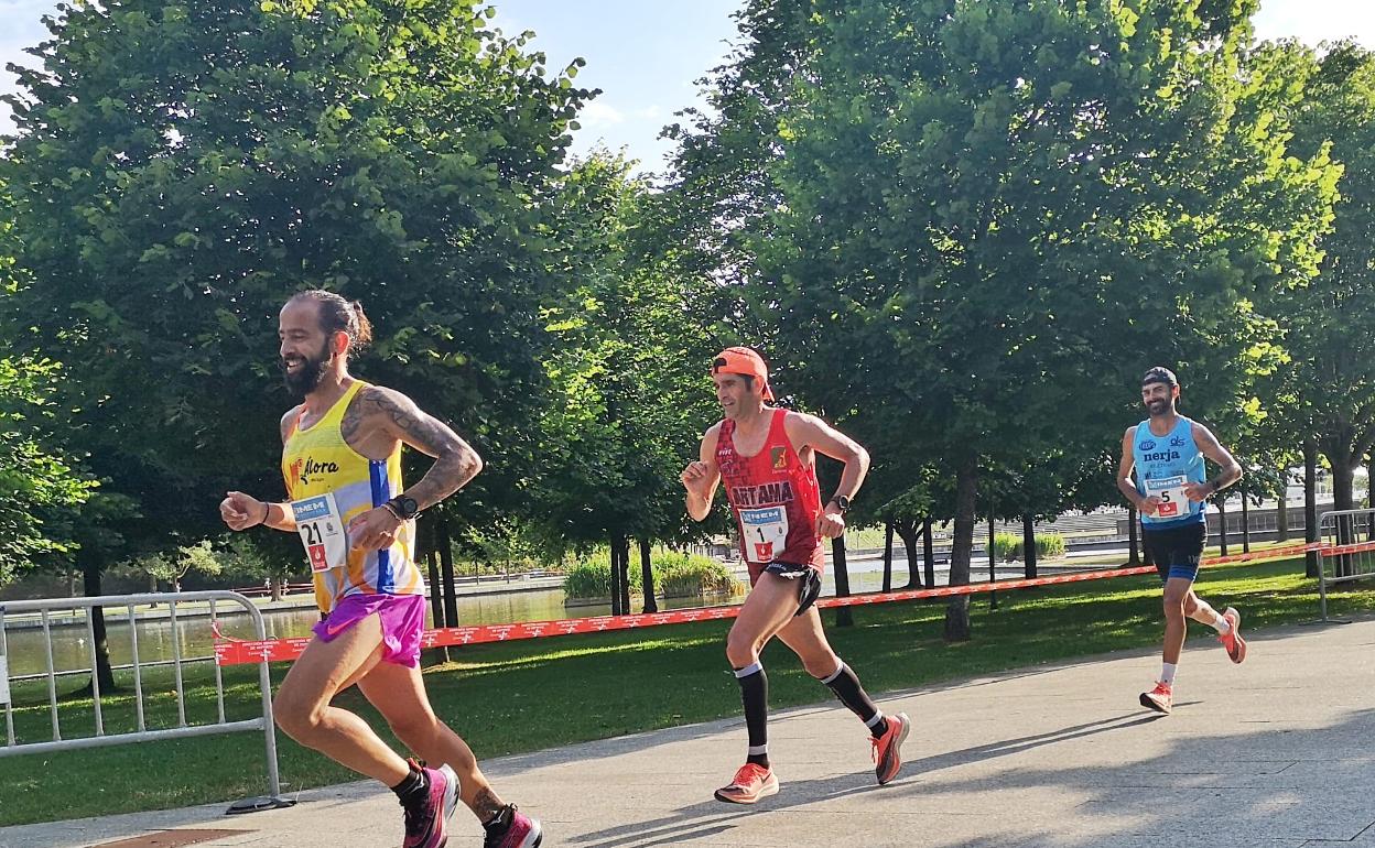 Antonio Jesús Aguilar, José Antonio Urbaneja y Dani Moreno, el sábado en plena prueba del Campeonato de España de 100 kilómetros. 