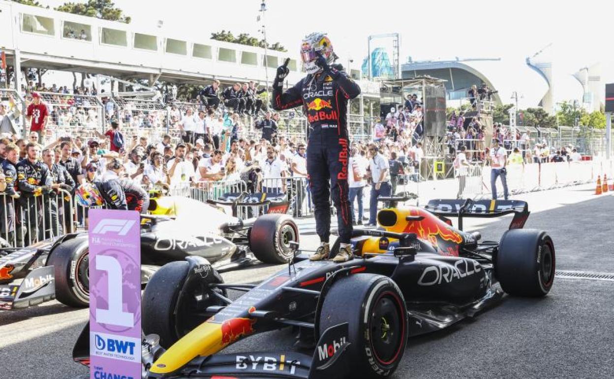 Max Verstappen celebra la victoria en Bakú subido a su Red Bull. 