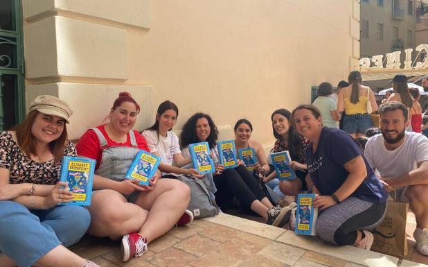 Imagen principal - Elísabet Benavent, Beta Coqueta, en Málaga: la superestrella de la comedia romántica que mueve masas