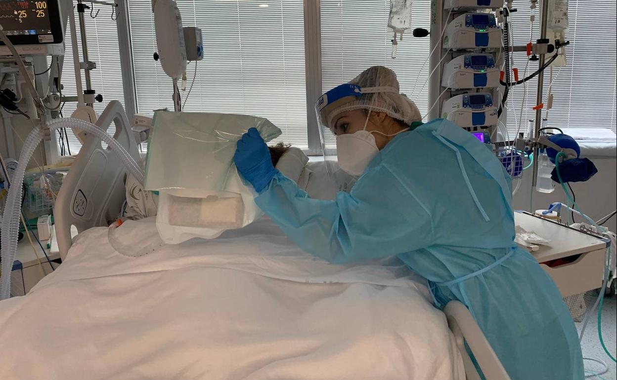 Imagen de archivo de una sanitaria atendiendo a una persona con Covid. 