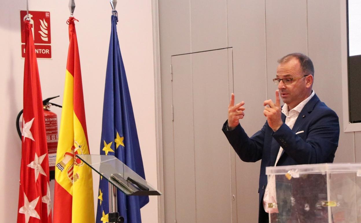 Roberto Suárez, presidente de la Confederación Estatal de Personas Sordas, en una intervención. 