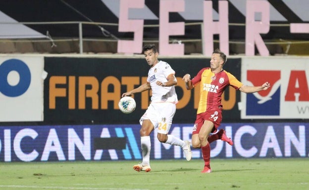 Juanfran, en un duelo con el Alanyaspor contra el Galatasaray esta últim campaña. 