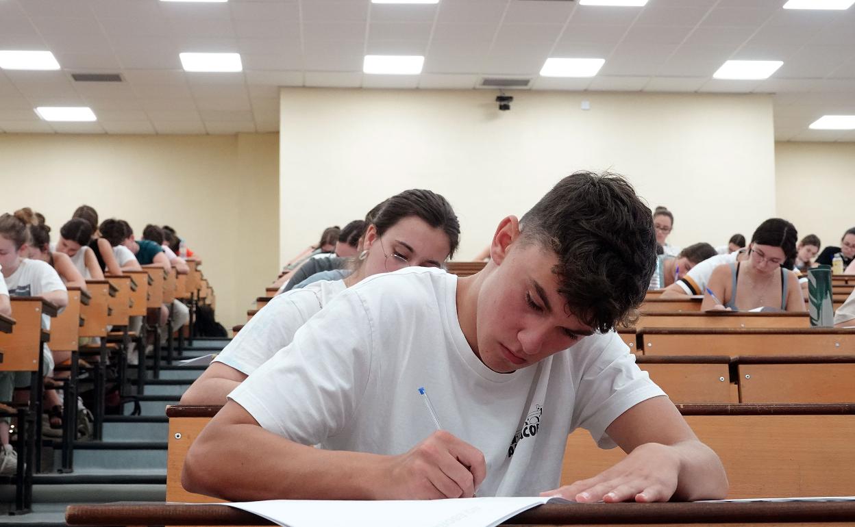 Alumnos en el examen de selectividad, en una de las aulas de la Facultad de Medicina. 