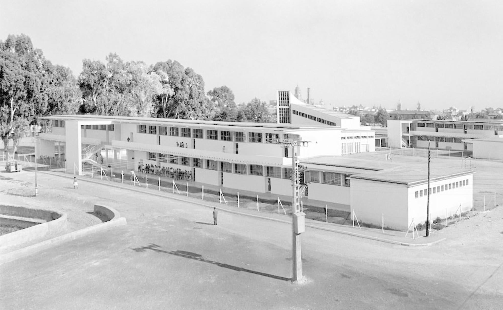 Instituto Masculino y Escuela de Comercio, 1961. Vista desde uno de los pisos del Grupo de Viviendas de Santo Tomás, en la actual avenida del Dr. Marañón. 
