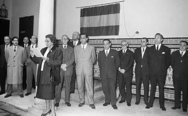 26 de enero, 1960. Instituto de Bachillerato, calle Gaona. Acto homenaje a Severo Ochoa Albornoz con motivo de la concesión, el año anterior, del premio Nobel de Medicina. La profesora Elena Villamana glosa la trayectoria científica del Dr. Ochoa momentos antes de mostrar públicamente la placa que conmemora su vinculación con el instituto malagueño. Participan el rector de la Universidad de Granada, primeras autoridades locales y miembros del claustro de profesores del Instituto Masculino. Instantánea ampliamente divulgada, tiene una réplica menos conocida del mismo acto: el público que asiste al acontecimiento, en su mayoría alumnos del centro. Ambas imágenes se localizan