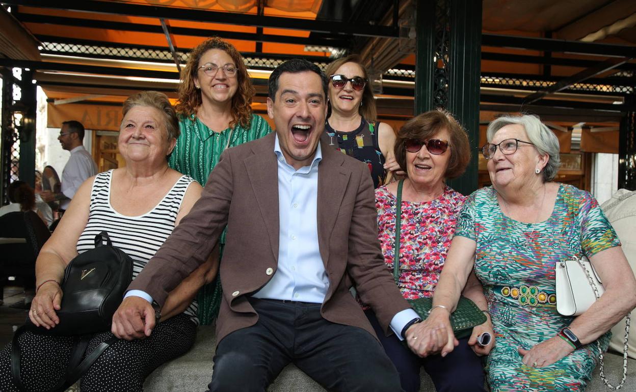 Juanma Moreno bromea con simpatizantes este miércoles en Granada.