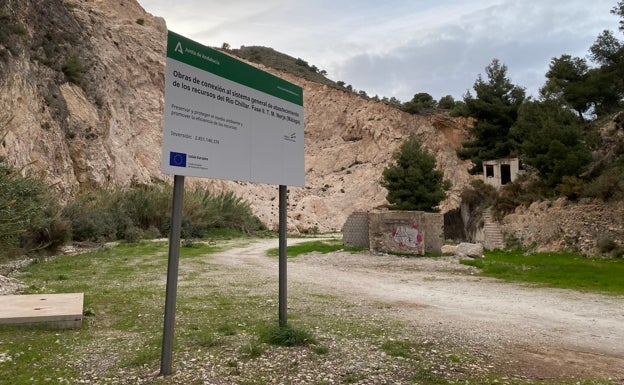 Cartel instalado en el río Chíllar de Nerja anunciando las obras de los pozos para trasvasar agua para consumo humano a la Axarquía. 