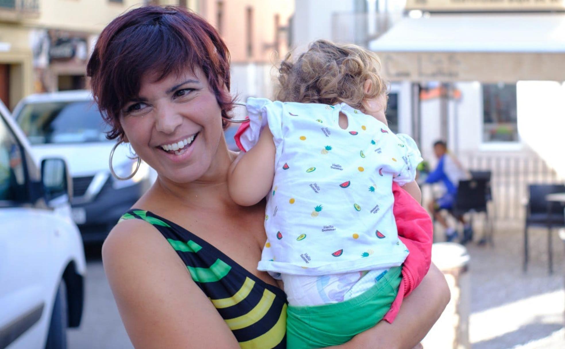 Teresa Rodríguez ejerce de madre de hija lactante en plena campaña electoral andaluza. 